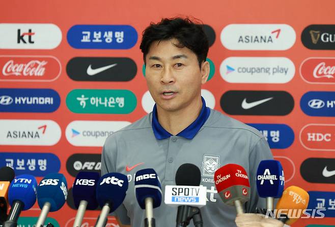 [인천공항=뉴시스] 고범준 기자 = 축구 국가대표팀 김도훈 임시감독이 싱가포르와의 '2026 국제축구연맹(FIFA) 북중미 월드컵' 아시아 지역 2차 예선 경기를 마치고 7일 오전 인천국제공항 제2여객터미널을 통해 귀국해 취재진과 인터뷰를 하고 있다. 2024.06.07. bjko@newsis.com