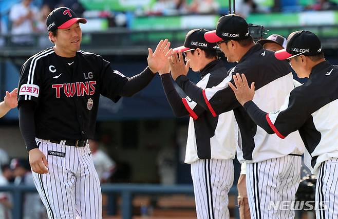 [서울=뉴시스] 이영환 기자 = 2일 오후 서울 송파구 잠실야구장에서 열린 2024 프로야구 LG 트윈스와 두산 베어스의 경기, 9-1로 승리한 LG 김현수가 염경엽 감독 등 코치진과 하이파이브를 하고 있다. 2024.06.02. 20hwan@newsis.com