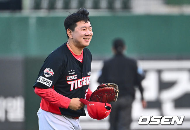 [OSEN=부산, 이석우 기자] 23일 부산 사직야구장에서 2024 신한 SOL 뱅크 KBO 리그 롯데 자이언츠와 KIA 타이거즈의 경기가 열렸다. 위닝시리즈를 달성한 롯데는 윌커슨을 내세워 스윕승을 도전하고 루징시리즈를 당한 KIA는 김사윤이 시즌 2번째 선발 등판한다.KIA 타이거즈 이우성이 1회초 2사 2,3루 우익수 왼쪽에 떨어지는 2타점 안타를 치고 이닝 교체때 활짝 웃고 있다. 2024.05.23 / foto0307@osen.co.kr