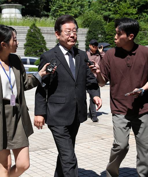 더불어민주당 이재명 대표가 4일&nbsp;서울 서초구 서울중앙지방법원에서 열린 대장동 재판에 출석하고 있다. 뉴스1