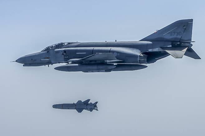 F-4E가 표적을 향해 팝아이 공대지미사일을 발사하고 있다. 공군 제공