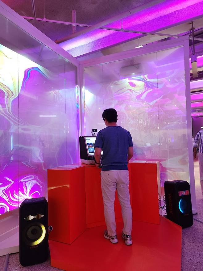 그라운드220에서 DJ 체험을 하고 있는 모습. 음악 생성 AI 프로그램을 LG전자의 라이프스타일 스크린&nbsp;‘스탠바이미 고’, 스피커&nbsp;’엑스붐 360’ 등을 이용해 경험해볼 수 있다.