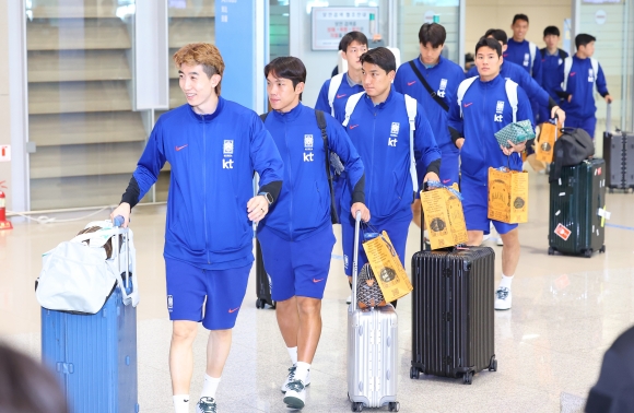 김도훈 임시 감독이 이끄는 한국 축구 대표팀이 싱가포르와 2026 북중미 월드컵 아시아 2차 예선 경기를 마친 뒤 7일 오전 인천국제공항 제2여객터미널을 통해 귀국하고 있다. 대표팀은 11일 중국과 2차 예선 마지막 6차전을 치른다.  연합뉴스