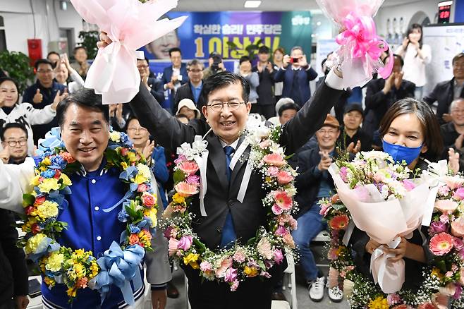 지난 제22대 국회의원 선거 경기 용인갑에 출마한 이상식(가운데) 당시 더불어민주당 후보가 4월11일 오후 경기 용인시 처인구에 위치한 선거사무소에서 당선이 확정된 뒤 환호하고 있다. ⓒ연합뉴스