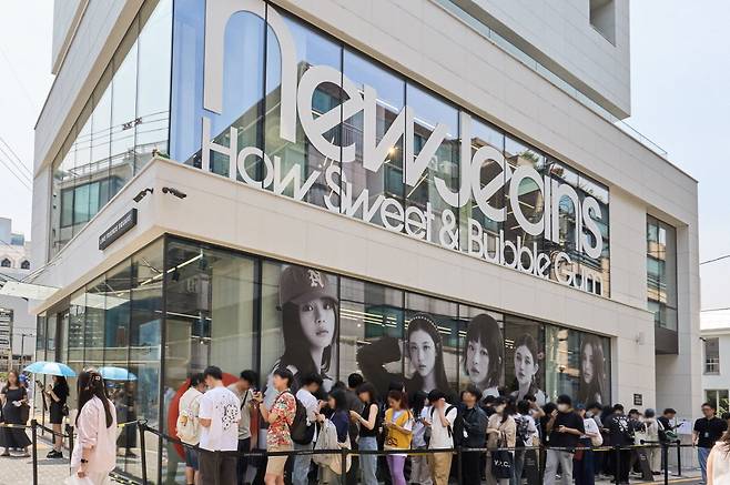 걸그룹 뉴진스가 뜨거운 글로벌 인기를 모으면서 이들의 MD상품을 판매하는 팝업스토어 ‘하우 스위트 팝업’도 연일 매진 행렬을 기록하고 있다. 사진은 팬들로 꽉 찬 행사장 내부 모습. 사진제공｜IPX