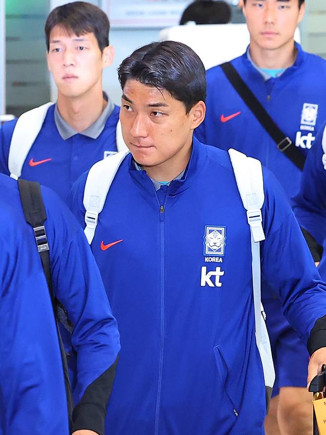 한국 축구 대표팀 주민규가 싱가포르와 2026 북중미 월드컵 아시아 2차 예선 경기를 마친 뒤 7일 오전 인천국제공항 제2여객터미널을 통해 귀국하고 있다. 연합뉴스