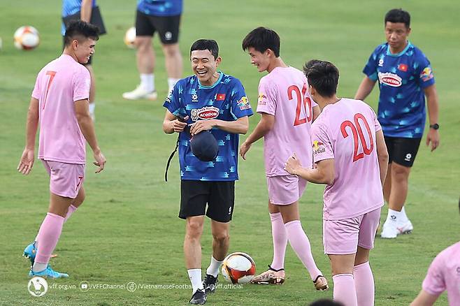 ▲ 베트남축구협회는 김상식 감독을 선임하며 A대표팀과 23세 이하 대표팀을 성공적으로 이끌고 베트남 축구의 목표를 달성할 수 있을 것으로 기대했다. 출발이 좋다. 7연패에 빠져있던 베트남을 맡아 북중미 월드컵 아시아 2차예선에서 필리핀을 3-2로 잡고 승리를 안겼다. 더불어 경기 후 팬들에게 감사 인사까지 하는 애정을 보여줘 더욱 찬사를 이끌어냈다. 베트남 대표팀에서 김상식 감독을 보좌하는 최원권 전 대구FC 감독도 빠르게 적응한 모습이다. ⓒ 베트남축구협회