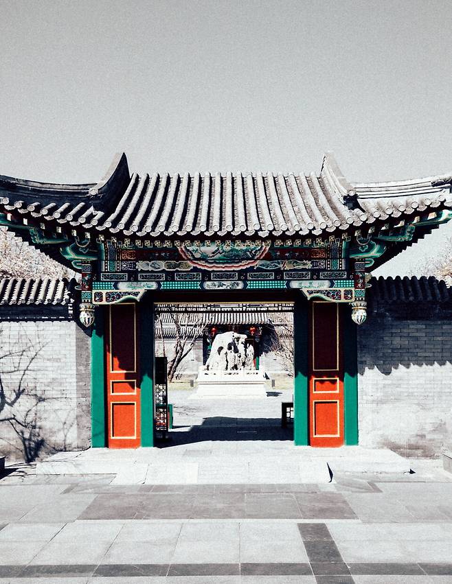 객실이 위치한 사합원의 입구. 입구 너머로 기괴한 형상의 수석이 보인다