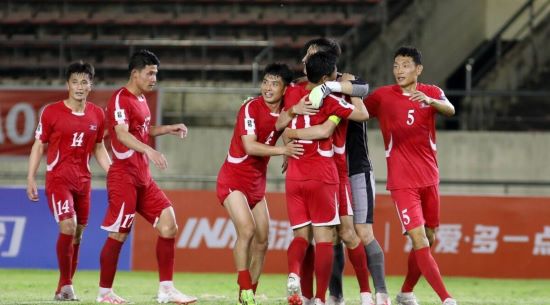 대한민국 축구대표팀은 지난 6일 싱가포르 국립경기장에서 열린 2026 북중미 월드컵 아시아 2차 예선 C조 5차전 싱가포르와의 원정 경기에서 7 대 0 대승을 거뒀다. 이날 승리로 한국은 6차전 중국과의 홈 경기 결과와 상관없이 C조 4개국 중 상위 2개국에 주어지는 3차 예선 티켓을 확보했다. 3차 예선은 총 18개국이 6개국씩 3개 조로 나뉘어 총 6장의 월드컵 본선 출전권을 놓고 다툰다. 이때 2차 예선 B조에 속해 있는 북한도 5차전 시리아전에서 승리해 3차 예선 진출 확률을 높여 다음 라운드에서 한국과 북한이 같은 조에 편성될 가능성이 생겼다. AFC 홈페이지