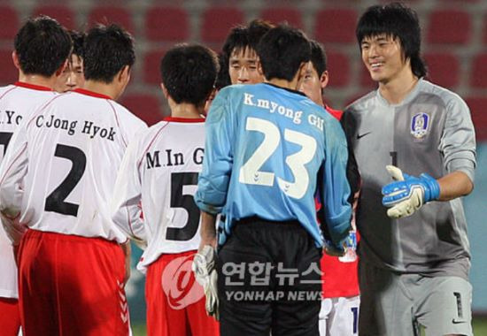 대한민국 축구대표팀은 지난 6일 싱가포르 국립경기장에서 열린 2026 북중미 월드컵 아시아 2차 예선 C조 5차전 싱가포르와의 원정 경기에서 7 대 0 대승을 거뒀다. 이날 승리로 한국은 6차전 중국과의 홈 경기 결과와 상관없이 C조 4개국 중 상위 2개국에 주어지는 3차 예선 티켓을 확보했다. 3차 예선은 총 18개국이 6개국씩 3개 조로 나뉘어 총 6장의 월드컵 본선 출전권을 놓고 다툰다. 이때 2차 예선 B조에 속해 있는 북한도 5차전 시리아전에서 승리해 3차 예선 진출 확률을 높여 다음 라운드에서 한국과 북한이 같은 조에 편성될 가능성이 생겼다. 연합뉴스