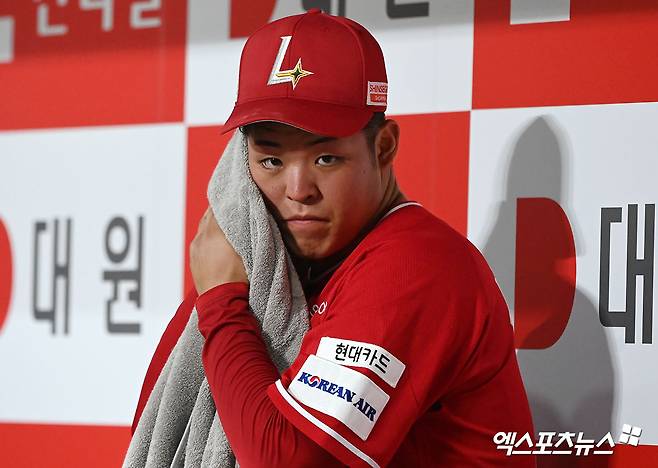 시라카와는 7일 사직구장에서 열린 '2024 신한 SOL Bank KBO 리그' 롯데 자이언츠와 주말 3연전 첫 경기에 선발 등판 1⅓이닝 8실점(7자책점)을 기록한 뒤 일찌감치 교체됐다. 엑스포츠뉴스 DB