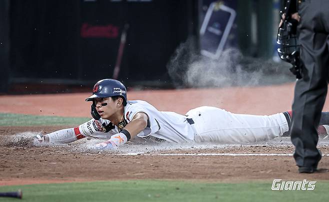 김민석은 7일 사직구장에서 열린 '2024 신한 SOL Bank KBO 리그' SSG와 주말 3연전 첫 번째 맞대결에서 9번타자 중견수로 선발 출전했다. 이날 황성빈 대신 투입돼 멀티히트를 쳐 공격에 활력을 불어넣었다. 롯데 자이언츠