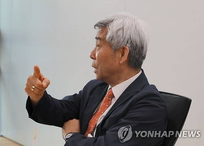 연합뉴스와 인터뷰 중인 강창희 대표 [촬영 홍지희]