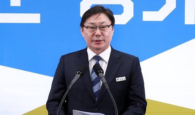 이화영 전 경기도 평화부지사 2020년 1월 13일 경기도청 브리핑룸에서 이화영 당시 경기도 평화부지사가 평화협력 정책 및 대북 교류사업 추진 방향에 대해 브리핑을 하고 있다. [경기도 제공 자료사진. 재판매 및 DB 금지]