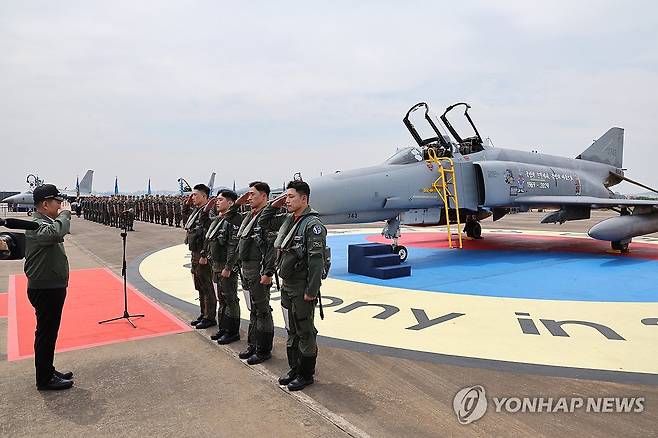 F-4 팬텀 퇴역식 (수원=연합뉴스) 7일 경기 수원시 공군 10전투비행단에서 열린 F-4 팬텀(Phantom) 퇴역식에서 마지막 비행 임무를 마친 F-4E 팬텀 전투기 조종사가 신원식 국방부 장관에게 임무 종료 보고하며 거수경례하고 있다. 2024.6.7 [사진공동취재단] photo@yna.co.kr