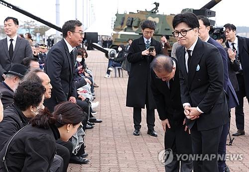 한동훈 전 비대위원장 (평택=연합뉴스) 진성철 기자 = 지난 3월 22일 경기도 평택 소재 해군 제2함대사령부에서 거행된 제9회 서해수호의날 기념식에서 국민의힘 한동훈 당시 비상대책위원장이 행사 시작에 앞서 참석자와 인사하고 있다. 2024.3.22 
    zjin@yna.co.kr