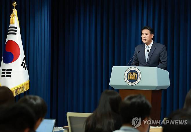 윤석열 대통령, 중앙아시아 3개국 순방 (서울=연합뉴스) 홍해인 기자 = 김태효 국가안보실 1차장이 7일 서울 용산 대통령실 청사에서 윤석열 대통령의 중앙아시아 3개국(투르크메니스탄, 카자흐스탄, 우즈베키스탄) 순방 관련 브리핑을 하고 있다. 2024.6.7 hihong@yna.co.kr