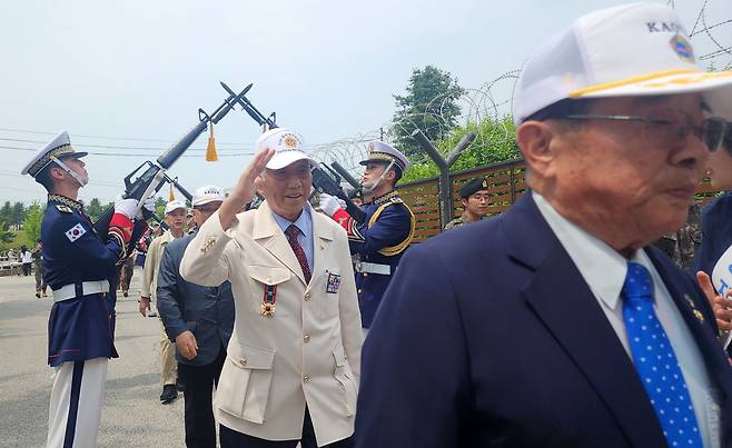 장병들의 환호받으며 부대 입장하는 참전용사 [36사단 제공.재판매 및 DB 금지]