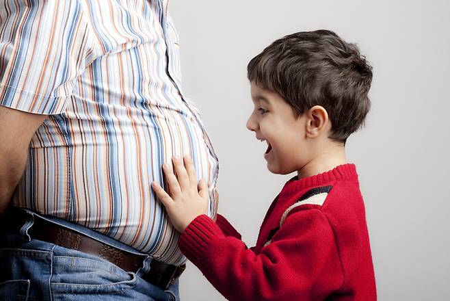 아버지의 식단이 정자 RNA에 영향을 미치고 자손의 유전자 발현에 영향을 미치는 것으로 나타났다. [사진=게티이미지뱅크]