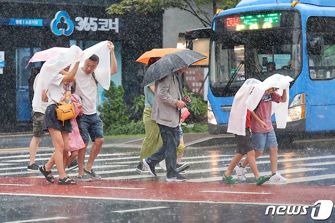 (청주=뉴스1) 이재규 기자 = 토요일인 8일 충북과 세종은 흐리고 오전부터 시간당 10㎜ 이상의 비가 내리는 곳이 있겠다.(사진은 기사와 무관함)/뉴스1