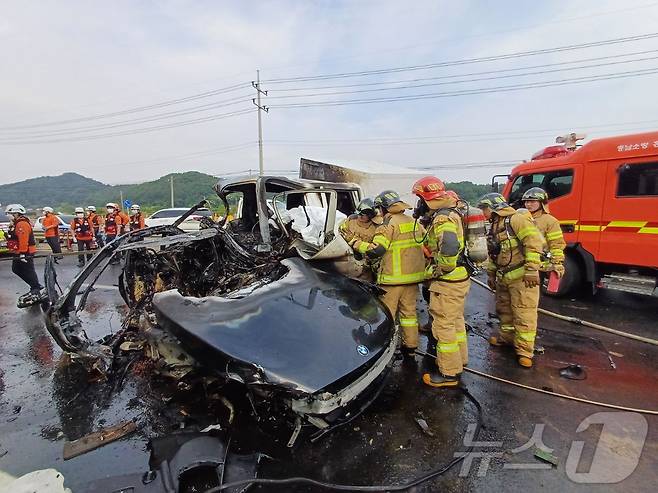 (홍성=뉴스1) 김종서 기자 = 지난 7일 오후 4시4분께 충남 홍성 광천읍 벽계리의 한 도로에서 포터 화물차와 BMW 승용차가 충돌해 3명이 숨졌다.(홍성소방서 제공)/ 뉴스1