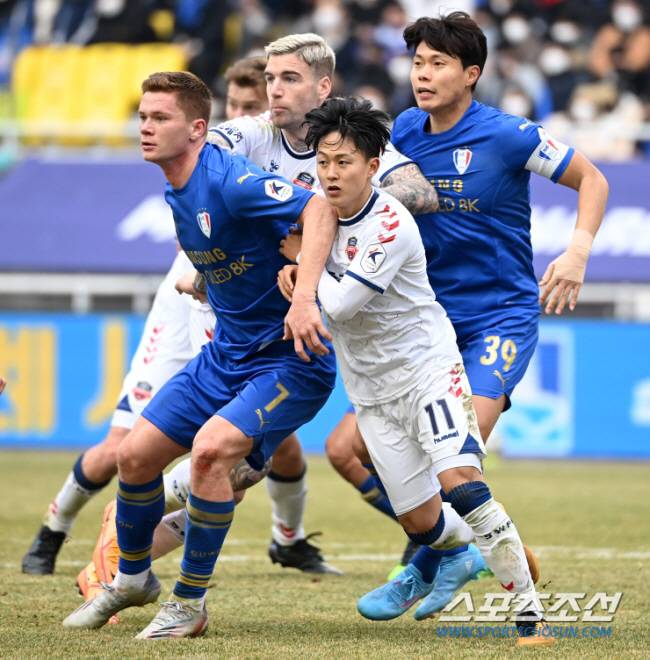 2022 K리그1 수원 삼성과 수원 FC의 경기가 26일 수원월드컵경기장에서 열렸다. 수원FC 이승우와 수원 그로닝이 자리다툼을 하고 있다. 수원=허상욱 기자wook@sportschosun.com/2022.2.26/