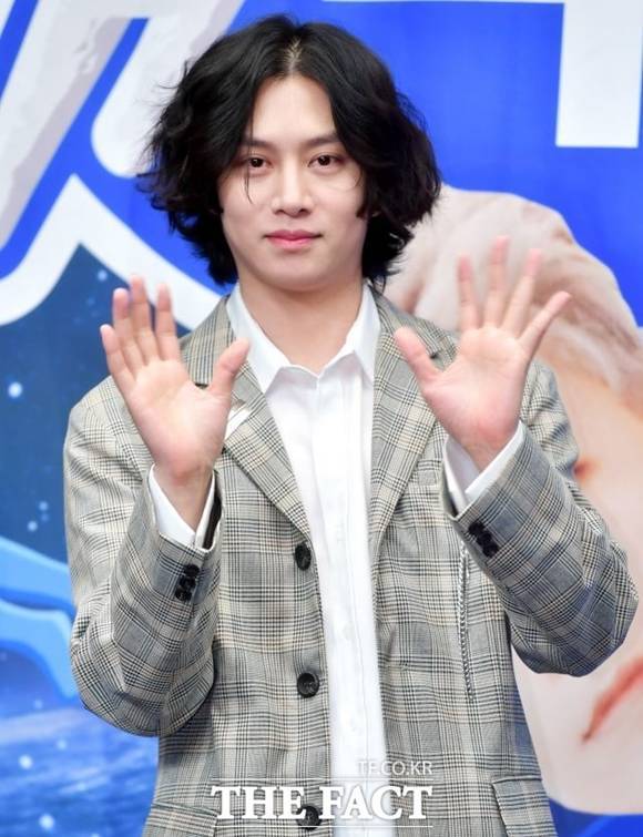 슈퍼주니어 김희철이 자신을 둘러싼 루머에 관해 "우리 회사 후배들과 만난 적 없다"고 직접 해명했다. /더팩트 DB