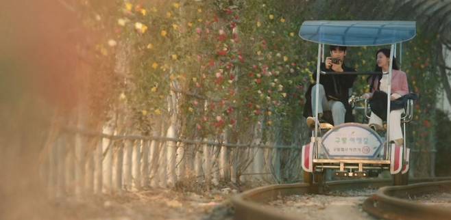 '눈물의 여왕'에서 구랑리 철로 자전거를 타며 데이트를 즐기는 '백홍 커플'. / tvN