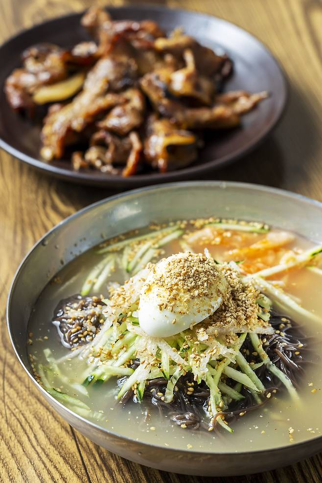 '가은 아자개 장터' 맛집 중 하나로 통하는 40년 전통의 '별미냉면전문점'의 냉면과 '직화고기'. / 양수열 영상미디어 기자
