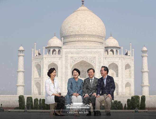 문재인 전 대통령의 부인 김정숙 여사가 2018년 11월 7일 인도 우타르프라데시주 아그라의 타지마할을 둘러보고 있다. /뉴스1