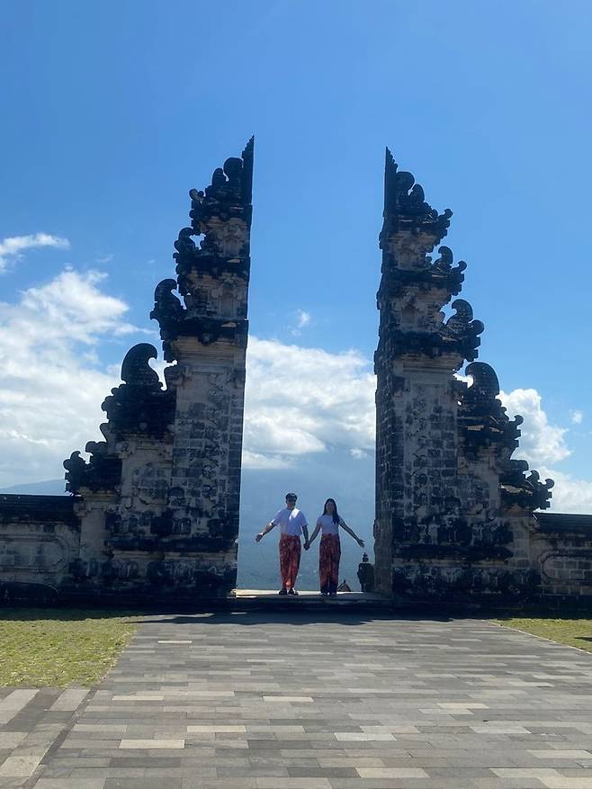 발리 대표 인스타그램 명소이자 '천국의 문'이라고 불리는 렘푸양 사원에서 관광객이 기념 사진을 찍고 있다. 사진=이환주 기자