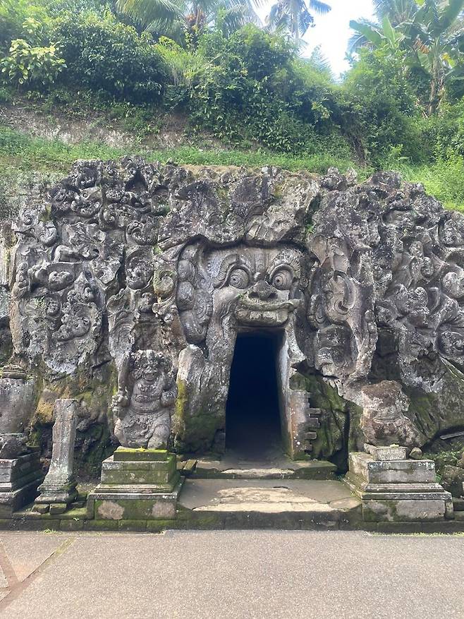 발리 고아가자 사원의 모습.