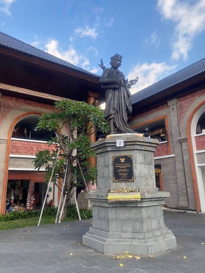 우붓 팰리스 인근의 한 동상.