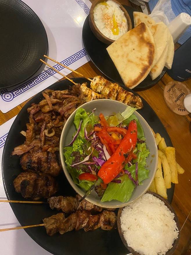 노스티모 그릭 그릴 우붓의 돼지고기 플래터.