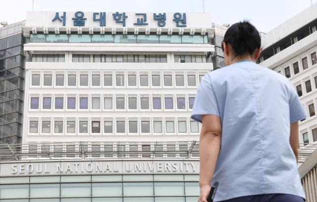 7일 서울 종로구 서울대학교병원에서 병원 관계자가 이동하고 있다. 연합뉴스