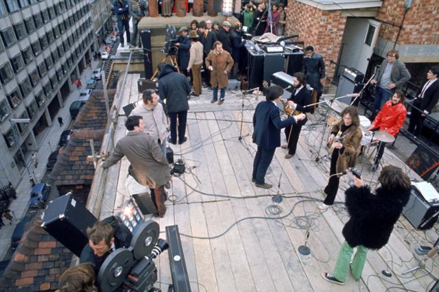 비틀스가 애플 사옥 루프톱에서 한 공연은 54년이 흐른 지금까지도 종종 소환돼 대중을 즐겁게 한다. 월트디즈니컴퍼니 코리아 제공