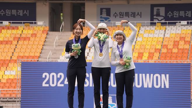 리커브 여자 개인전 메달을 싹쓸이한 여자 양궁 대표팀. 왼쪽부터 최미선, 오예진, 임해진. 사진=대한양궁협회