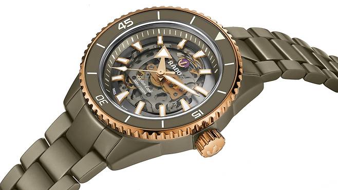 다이얼로 무브먼트가 들여다 보인다. 기계식 시계 착용의 즐거움을 느낄 수 있다. [사진 라도]