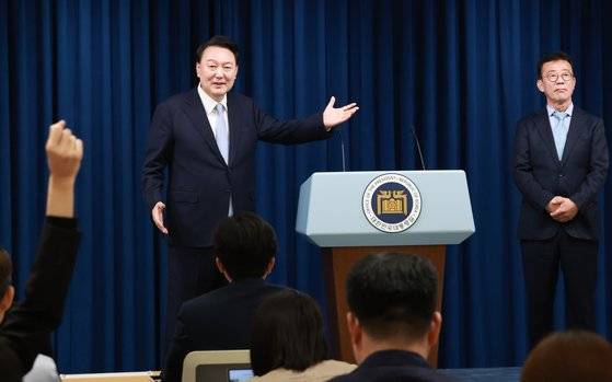 윤석열 대통령이 지난 4월 22일 서울 용산 대통령실 청사에서 홍철호 신임 대통령실 정무수석을 직접 소개하며 출입기자들의 질문을 받고 있다. 윤 대통령은 홍 수석과 과거 함께 한 인연이 없어 파격 인사로 받아들여졌다. 연합뉴스