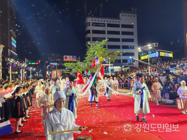 ▲ 강릉단오제 영신행차가 8일 신목을 앞세우고 국사여성황사를 출발해 중앙로~ 성내광장~남대천 단오장으로 이어지는 긴 행렬로 축제 분위기를 더하고 있다. 이연제