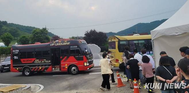 7일 오후 7시께 아산 ‘외암마을 야행’ 송남중 제2주차장에 셔틀버스 2대가 동시에 들어왔다. 오래 기다린 관람객들 불평이 쏟아졌다.   조한필 기자