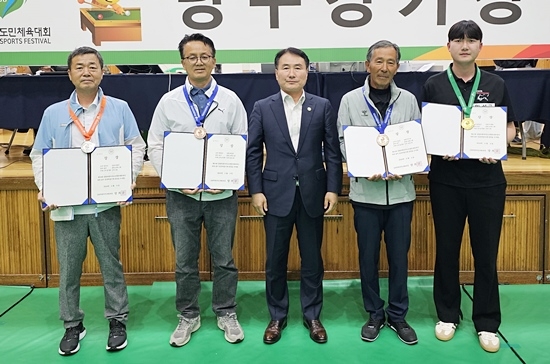 이재원이 제59회 강원도민체전 당구종목 2부 남포켓10볼 결승에서 김형준을 꺾고 우승했다. (왼쪽부터) 2위 김형준(정선군) 공동3위 한상석(양양군) 태백시당구연맹 권오종 회장, 공동3위 박두원(고성군) 1위 이재원(횡성군). (사진=강원당구연맹)