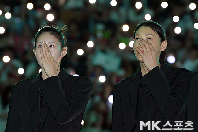 눈물을 훔치는 김수지(왼쪽)와 김연경. 사진(서울 잠실)=천정환 기자