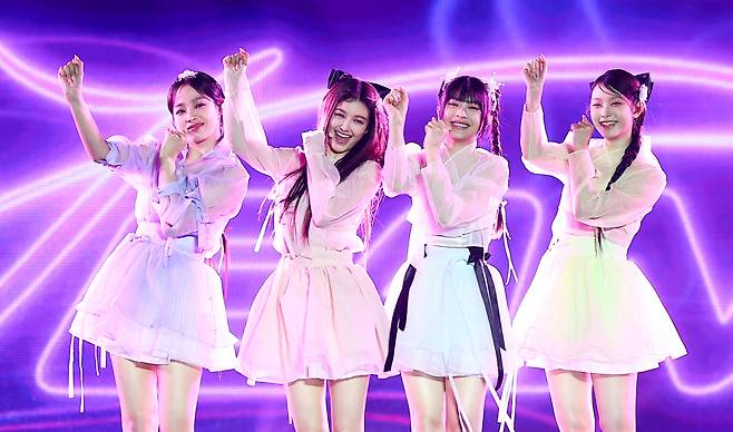 걸그룹 뉴진스가 지난달 21일 서울 종로구 경복궁에서 열린 ‘2024 국가유산 방문 캠페인: 코리아 온 스테이지’ 무대에서 공연을 펼치고 있다. /사진=뉴시스.