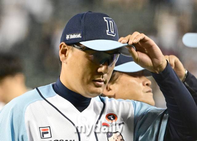 2024년 6월 8일 서울 잠실야구장에서 '2024 신한 SOL Bank KBO리그' KIA 타이거즈와 두산 베어스의 경기가 열렸다. 두산 이승엽 감독이 9-8로 역전승 한 뒤 기뻐하고 있다./잠실 = 유진형 기자 zolong@mydaily.co.kr