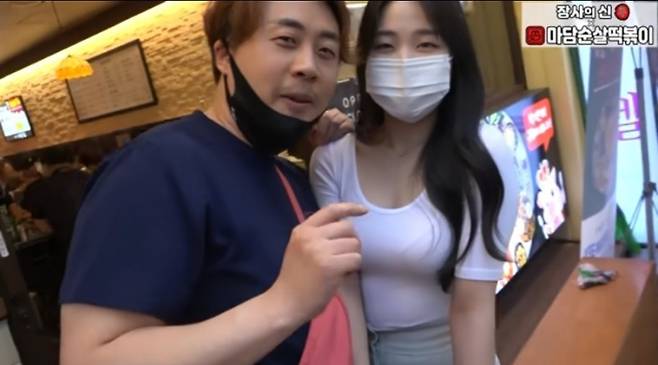 유튜버 장사의신 은현장(왼쪽) 씨가 한 여성 출연자와 유튜브 촬영을 진행하고 있는 모습. [장사의신 유튜브 영상 갈무리]