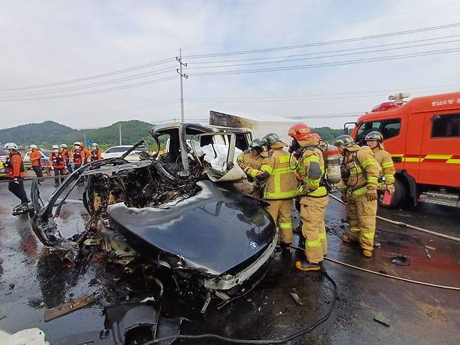 지난 7일 오후 4시 4분께 홍성군 광천읍 벽계리 21번 국도에서 외제 차량과 맞은 편에서 오던 1t 트럭이 충돌해 불이 나 3명이 사망했다.(사진=홍성소방서 제공) *재판매 및 DB 금지