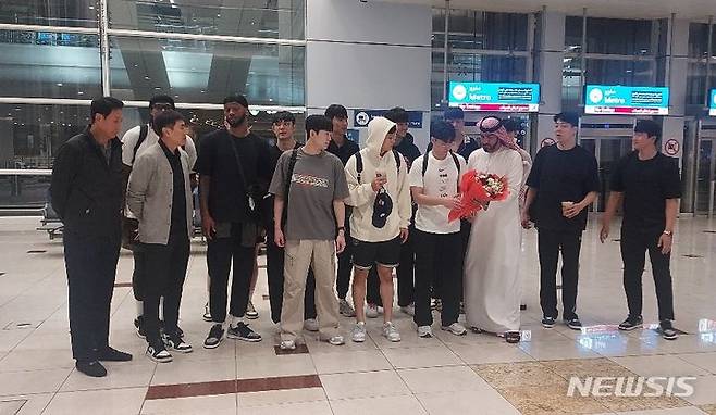 [두바이=뉴시스] 김희준 기자 = 아랍에미리트(UAE) 두바이에서 열리는 '국제농구연맹(FIBA) 챔피언스리그 아시아'에 출전하는 프로농구 부산 KCC 선수단이 공항에 도착 후 기념사진을 찍고 있다. 2024.06.08jinxijun@newsis.com