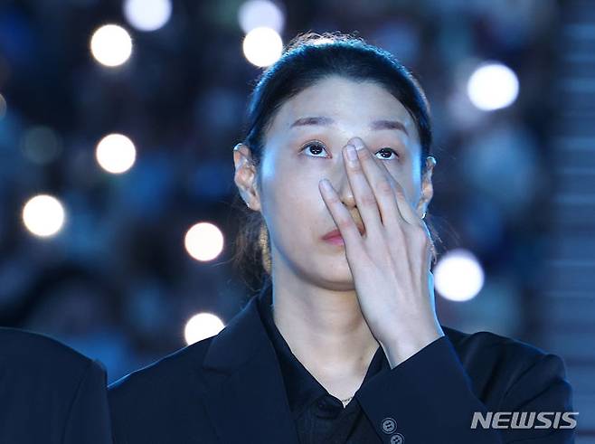 [서울=뉴시스] 황준선 기자 = 김연경이 8일 오후 서울 송파구 잠실실내경기장에서 열린 국가대표 은퇴식에서 선수 활동 영상을 시청하며 눈물을 훔치고 있다. 2024.06.08. hwang@newsis.com