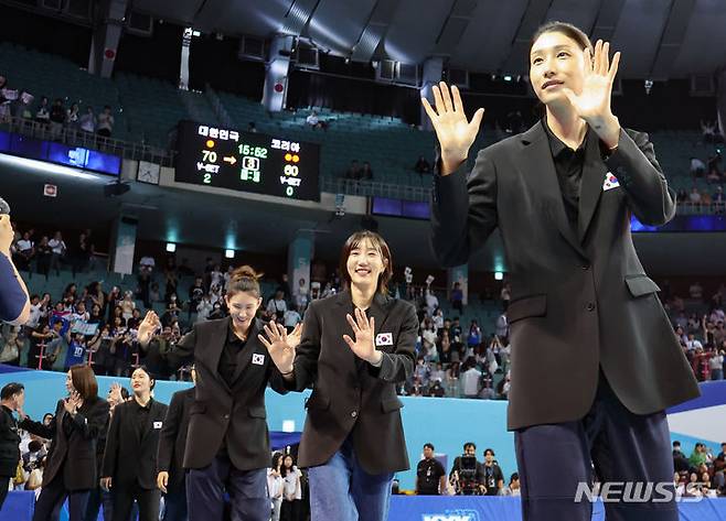 [서울=뉴시스] 황준선 기자 = 김연경이 8일 오후 서울 송파구 잠실실내경기장에서 열린 국가대표 은퇴식에서 관중들에게 인사하고 있다. 2024.06.08. hwang@newsis.com